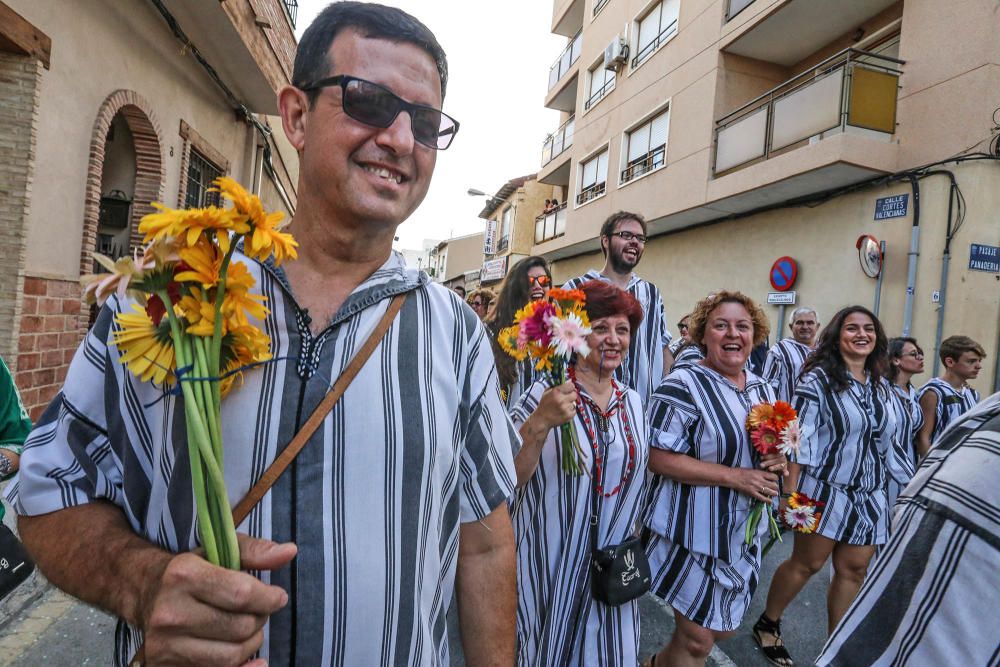 Los rojaleros demostraron ayer la devoción que sienten por su patrón durante la ofrenda de flores.