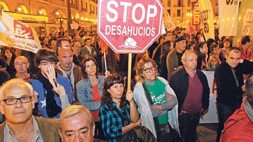 Manifestación contra los desahucios en la plaza Major de Palma.