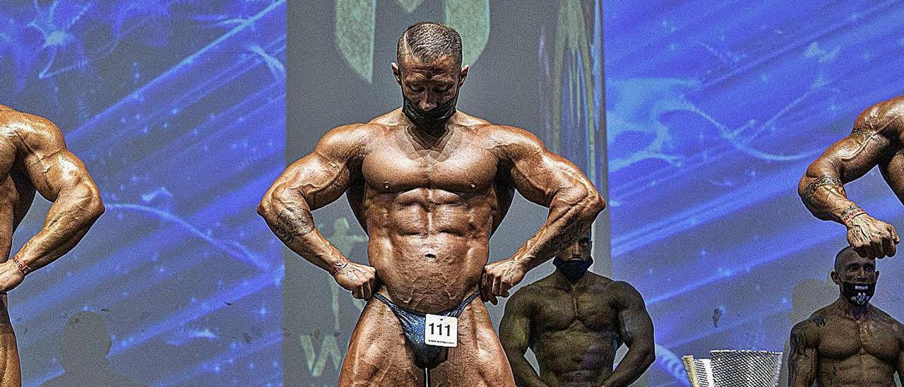 César Borja, con el trofeo de ganador del Hercules Olympia, en Perugia (Italia).