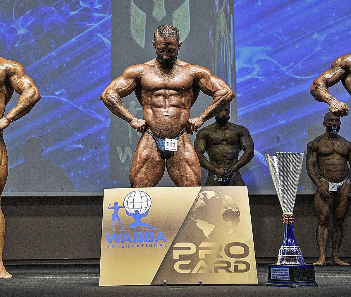 César Borja, con el trofeo de ganador del Hercules Olympia, en Perugia (Italia).