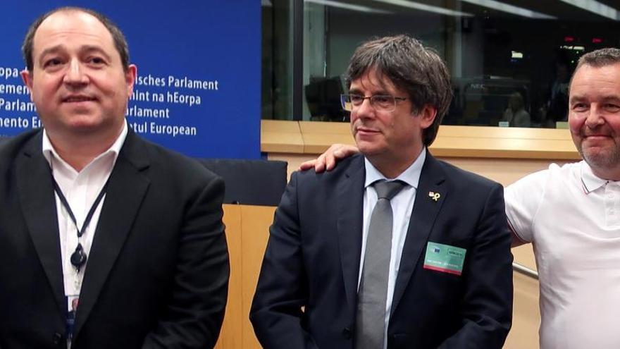 Puigdemont, con eurodiputados españoles.