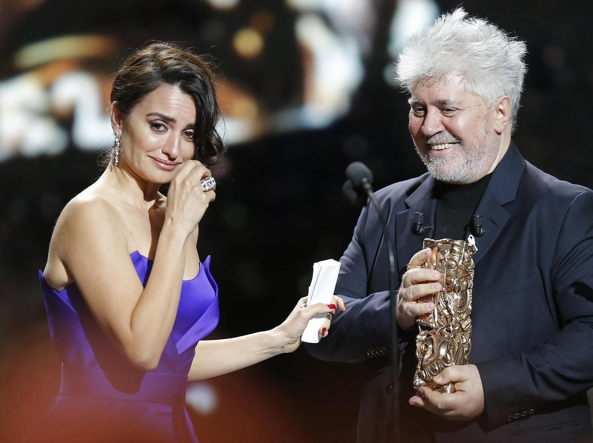Penélope Cruz recibe el César de Honor de manos de Pedro Almodóvar