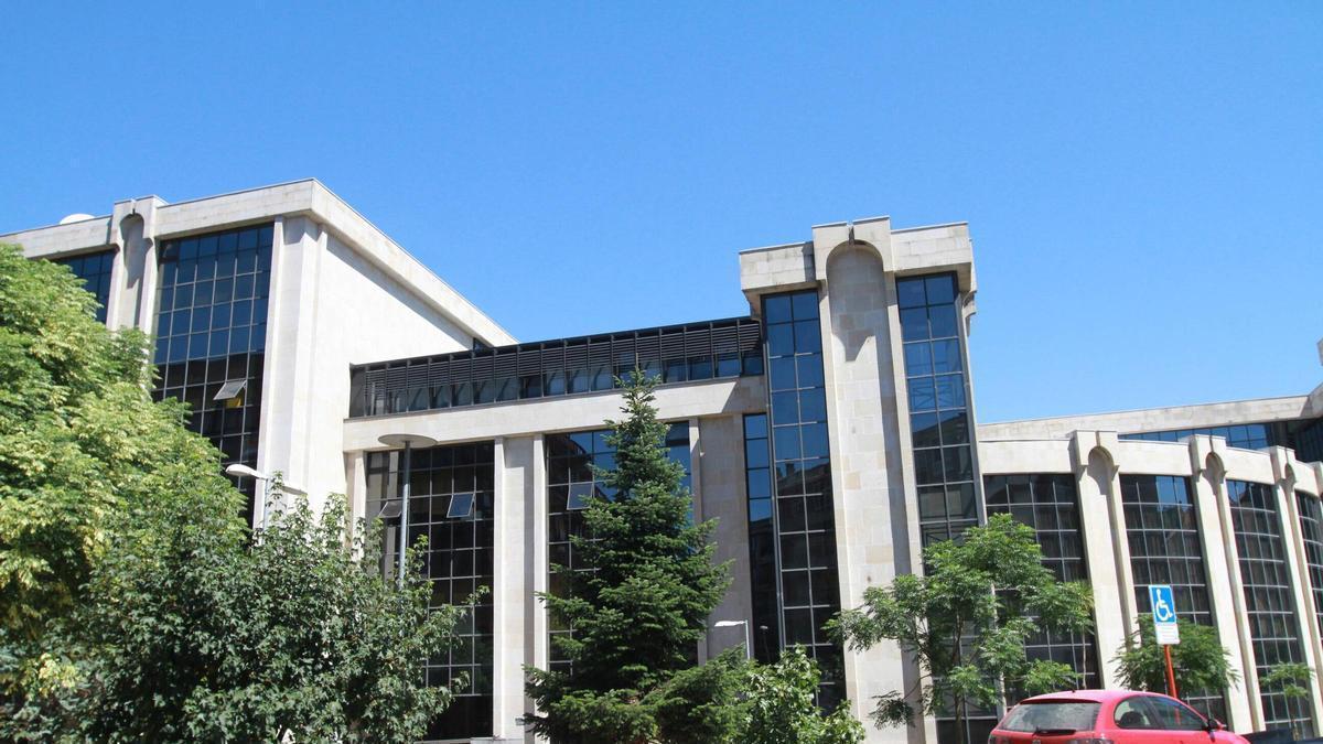 Actualmente la carrera comparte instalaciones con la Escola Superior de Enxeñería Informática.