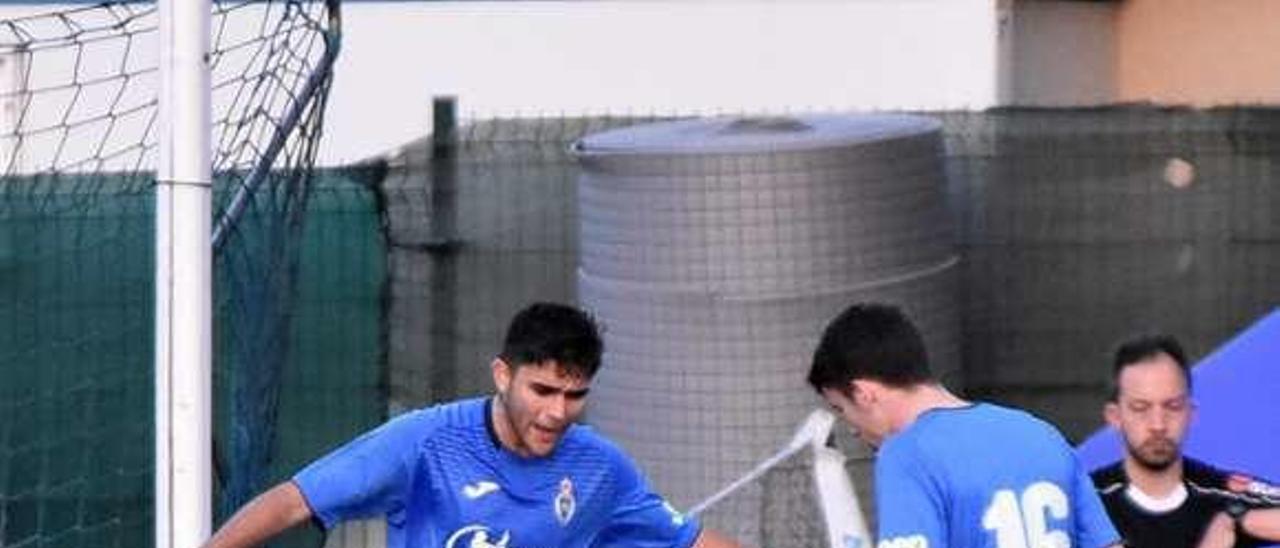 Los jugadores celebran un gol.