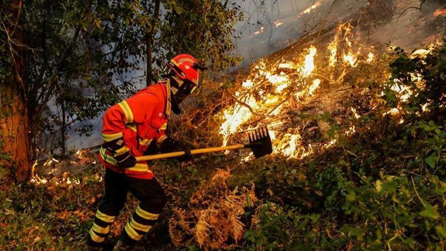 Portugal pide ayuda para afrontar su récord de incendios