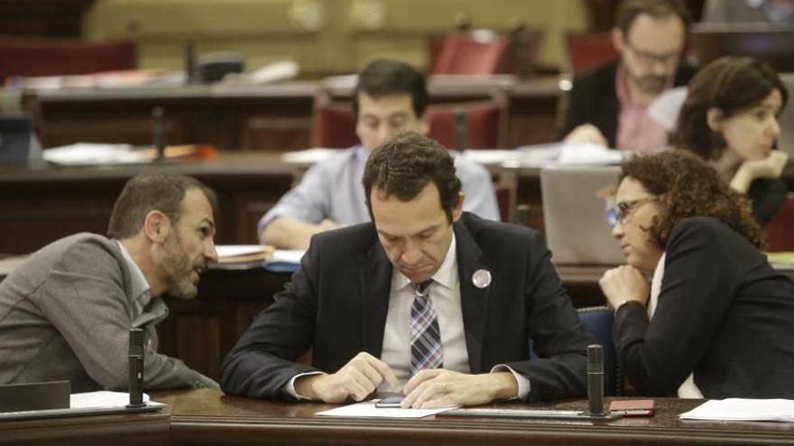 Barceló, Pons y Cladera durante el pleno de ayer.