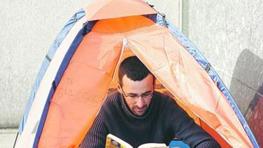 Marcos Huerta, en su tienda de campaña a las puertas de los Juzgados.