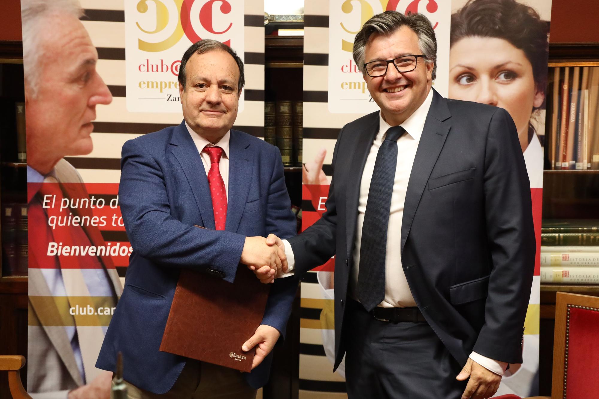 Francisco Díez Amoretti, socio de Osborne Clarke, y José Miguel Sánchez, director de Cámara, en la firma del acuerdo.