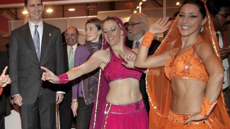 Los príncipes de Asturias, durante la inauguración en Madrid de la XXIX edición de la Feria Internacional del Turismo (FITUR), sonríen en su visita al stand de India instalado en la feria.
