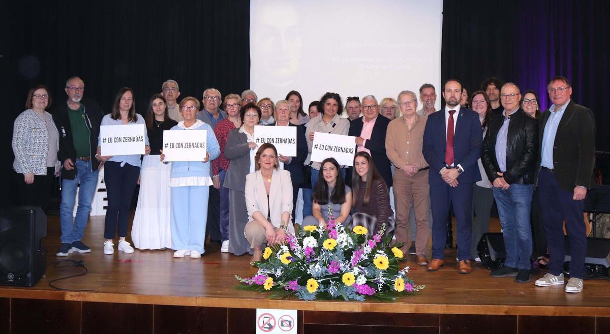 Representantes políticos e do eido da cultura, veciñas e veciñas no acto en Lousame.
