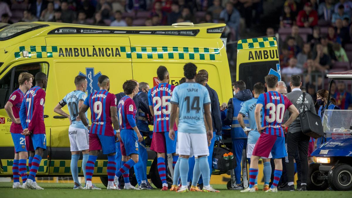 Jugadores de ambos equipos pendientes de la evolución sobre el campo de Araujo