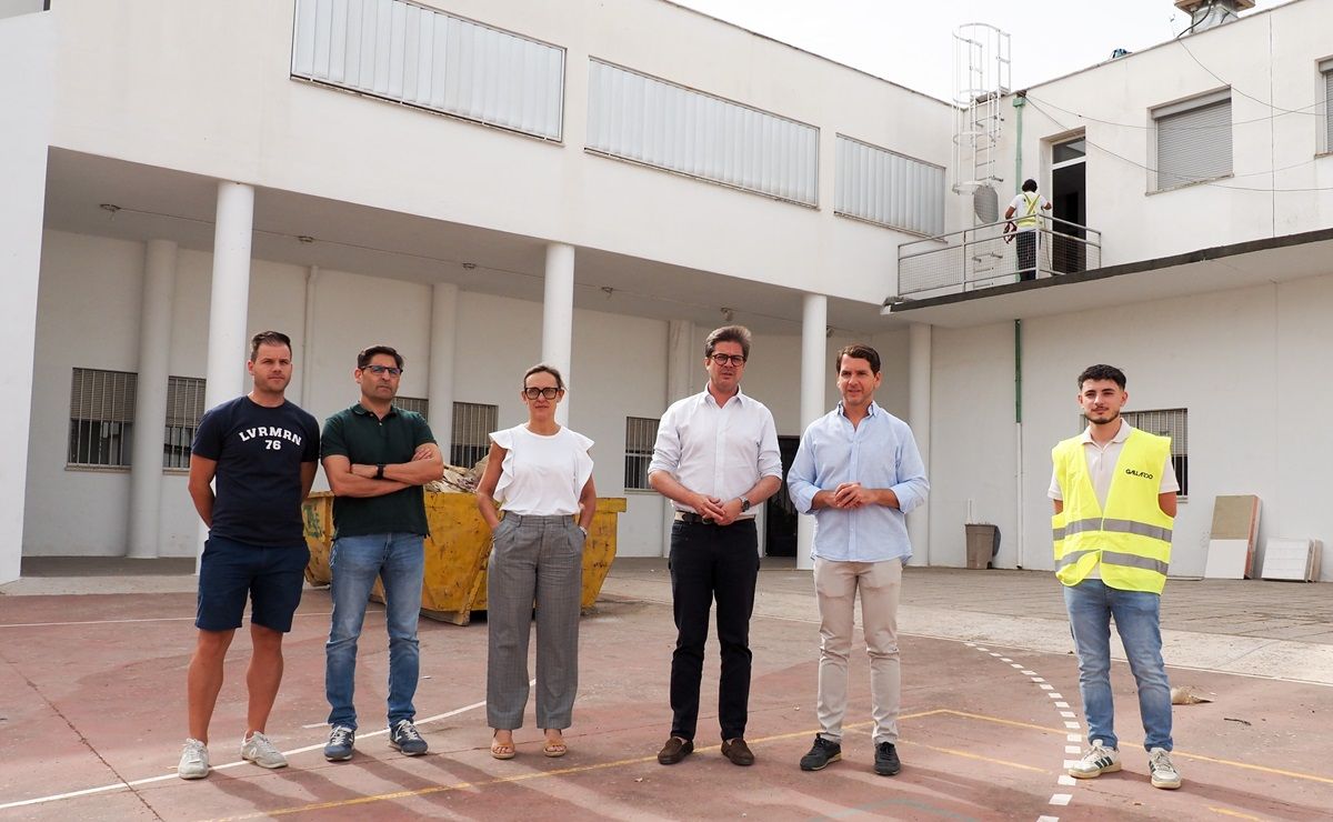El delegado territorial de Desarrollo Educativo y Formación Profesional, Diego Copé, junto al alcalde de Cabra, Fernando Priego, tecnicos y personal del IES, durante la visita a las obras.