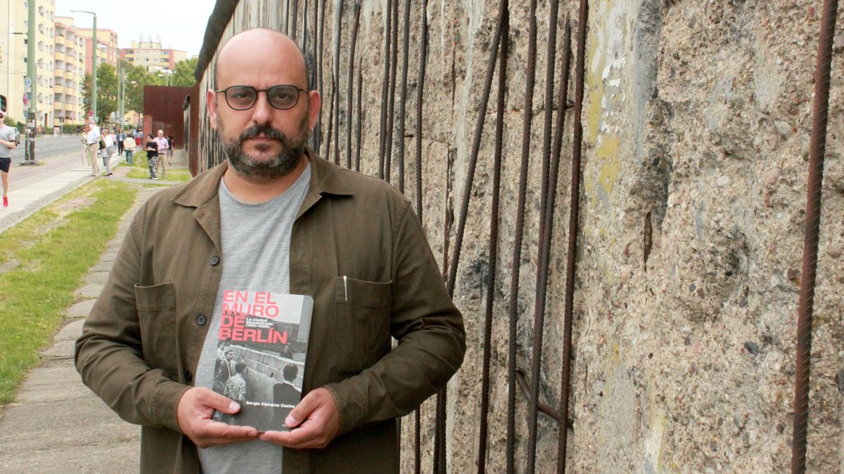 INTERNACIONAL 12/08/2021 Sergio Campos Cacho i la foto està feta davant del tros de Mur que queda a la Bernauer Straße FOTO ANDREU JEREZ INTERNACIONAL 12/08/2021 Sergio Campos Cacho i la foto està feta davant del tros de Mur que queda a la Bernauer Straße FOTO ANDREU JEREZ