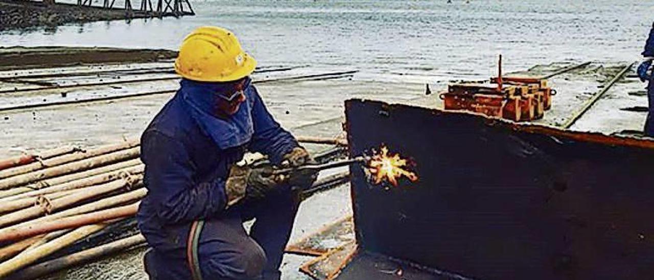 Un trabajador del astillero trabajando en la grada. // Cardama