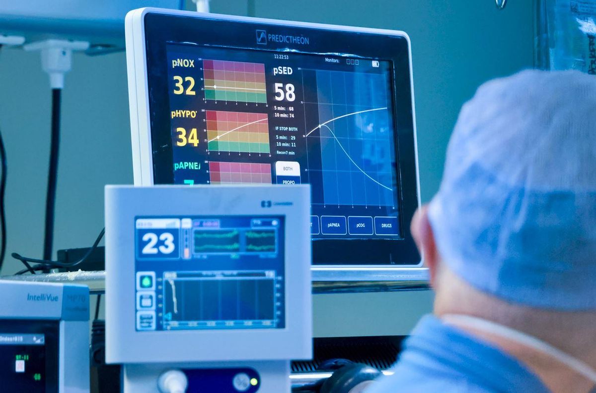 El monitor de Predictheon en un quirófano del Hospital Clínic