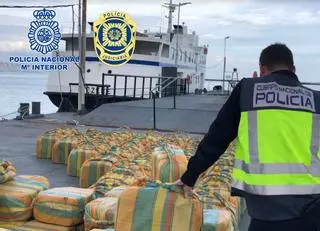 Interceptan a dos vilagarcianos en alta mar con 5.200 kilos de cocaína, el mayor alijo de la historia en un velero