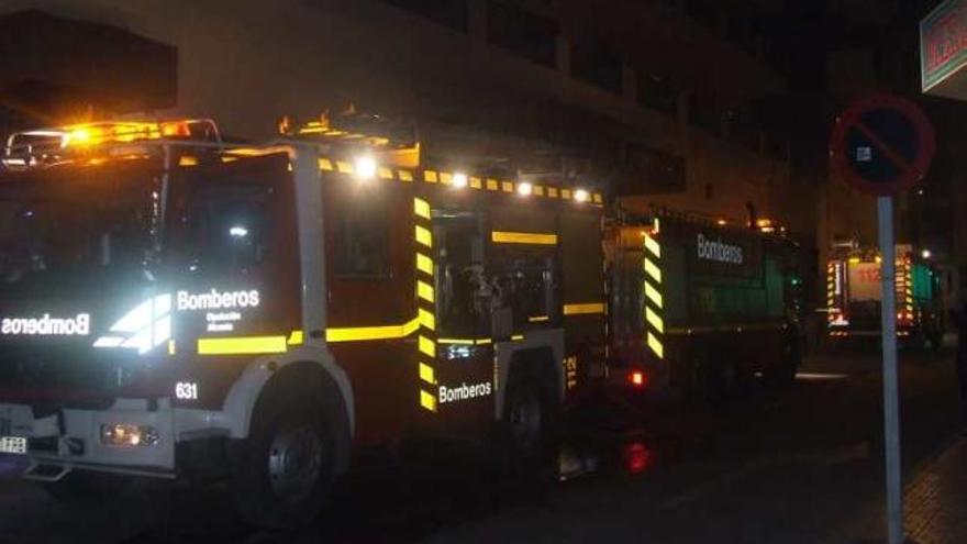 Dos momentos de las labores de extinción del incendio de la planta baja del Hotel Fontana en el calle Rambla Juan Mateo.