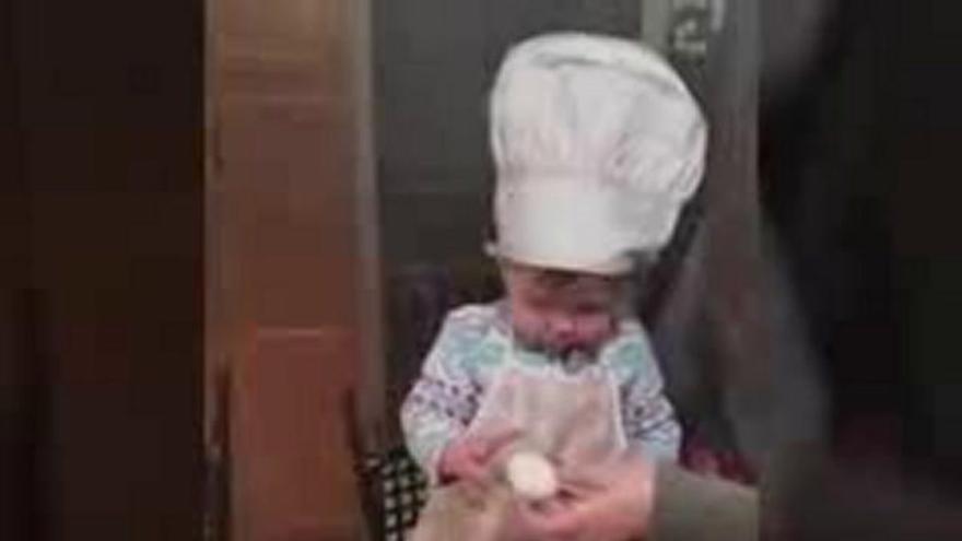 Anna deja perplejos a sus padres con sus precoces dotes de cocinera