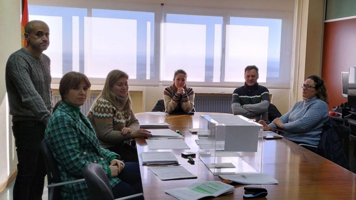 Mesa constituida en Zamora para el voto anticipado en las elecciones agrarias.