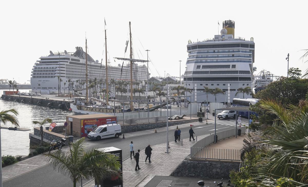 Vista del Muelle Santa Catalina con tres cruceros atracados el viernes 13 de marzo.