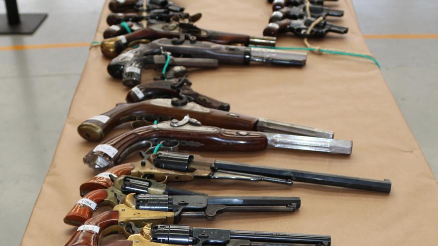 El cuartel de la Guardia Civil de Oviedo celebra una subasta de más de 2.000 armas