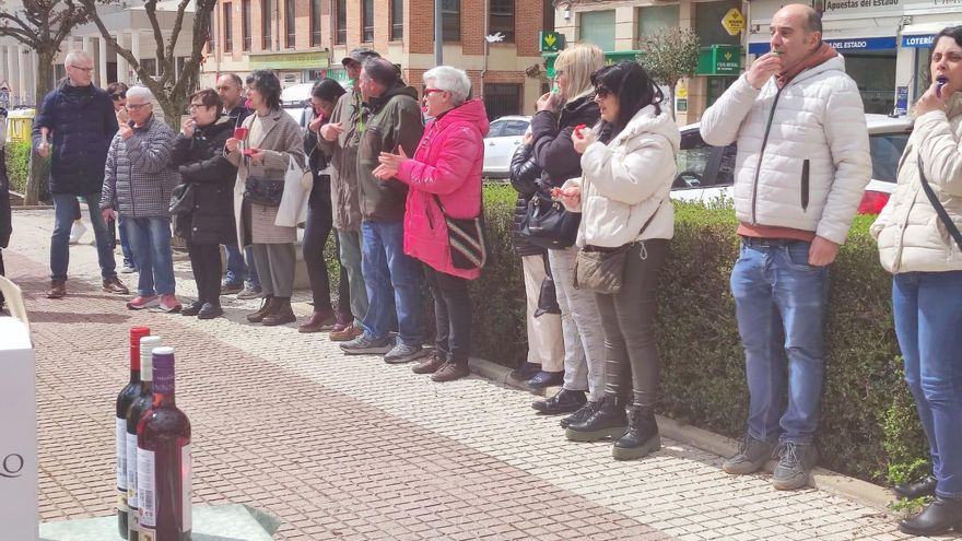 Brindis contra la falta de cobertura móvil: la &quot;pitada líquida&quot; de Benavente vuelve a evidenciar el descontento de los comerciantes