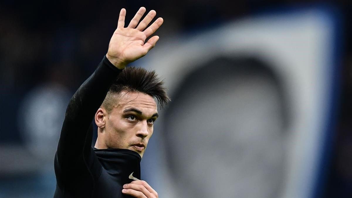 Lautaro Martínez saluda a los aficionados del Inter en el duelo con el Fiorentina en San Siro.