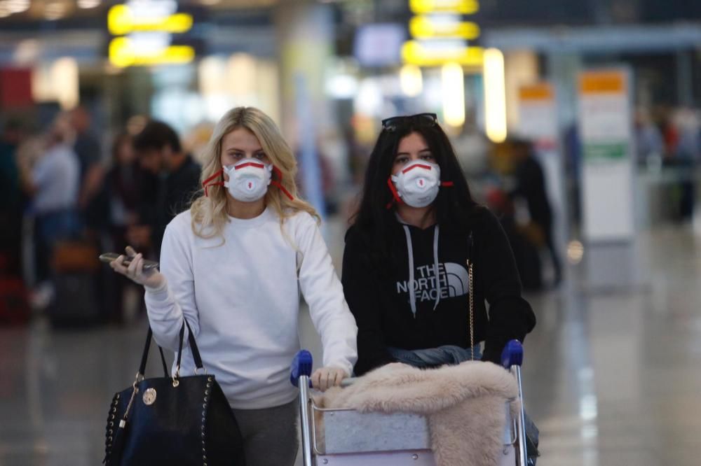 Efectivos de la UME en labores de desinfectación en el Aeropuerto de Málaga.