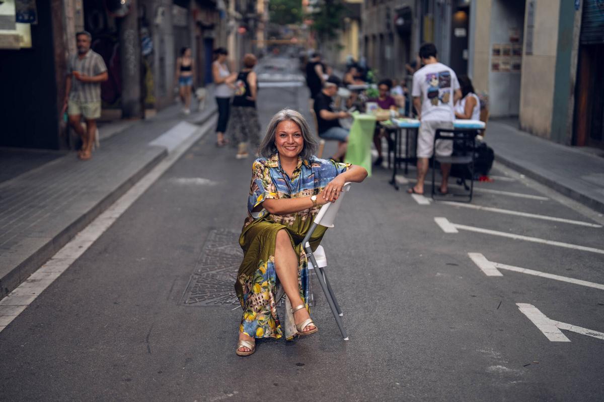 Barcelona. Lina López, presidenta de la Fundació Festa Major de Gràcia, posa durante una entrevista con motivo de su despedida del cargo tras años al frente de la organización de las fiestas del barrio. 4 de agosto de 2026. Sociedad. AUTOR: ZOWY VOETEN