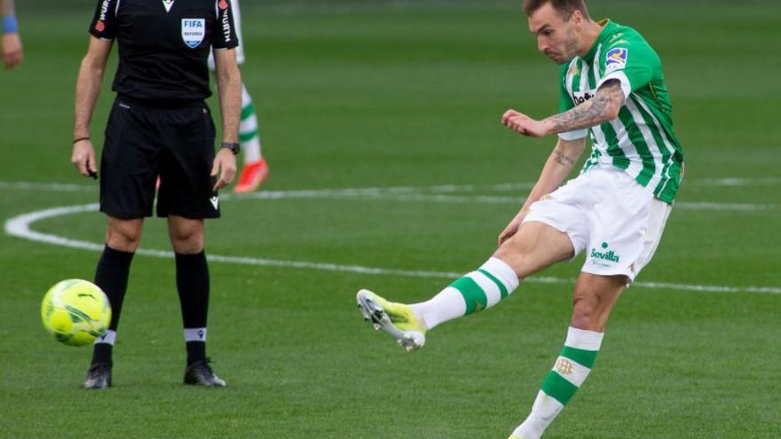 Loren, lanzando un penalti con el Betis