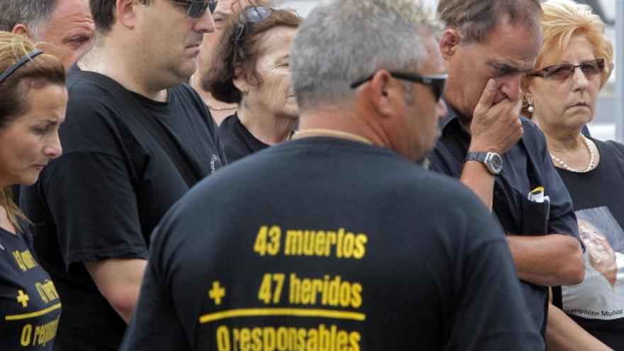 Familiares y allegados guardan esta mañana un minuto de silencio, en la superficie del lugar donde hace cinco años tuvo lugar el accidente de metro más grave ocurrido en España, que costó la vida a 43 personas en Valencia e inició la lucha de veinte familias para &quot;honrar&quot; a las víctimas a través de &quot;la verdad&quot;, alejada en su opinión de las causas oficiales.