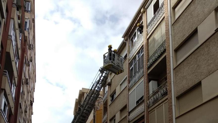 Los bomberos, accediendo al domicilio.