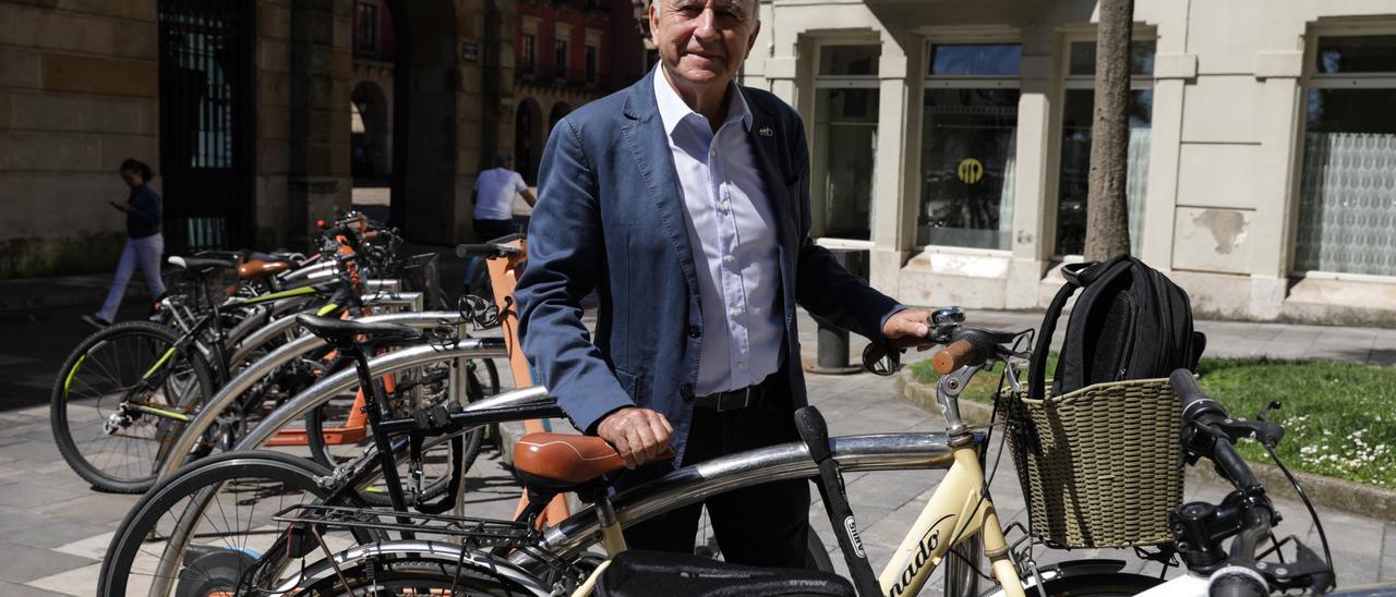 Antoni Poveda, ayer, junto al aparcamiento de bicis de la plaza Mayor.