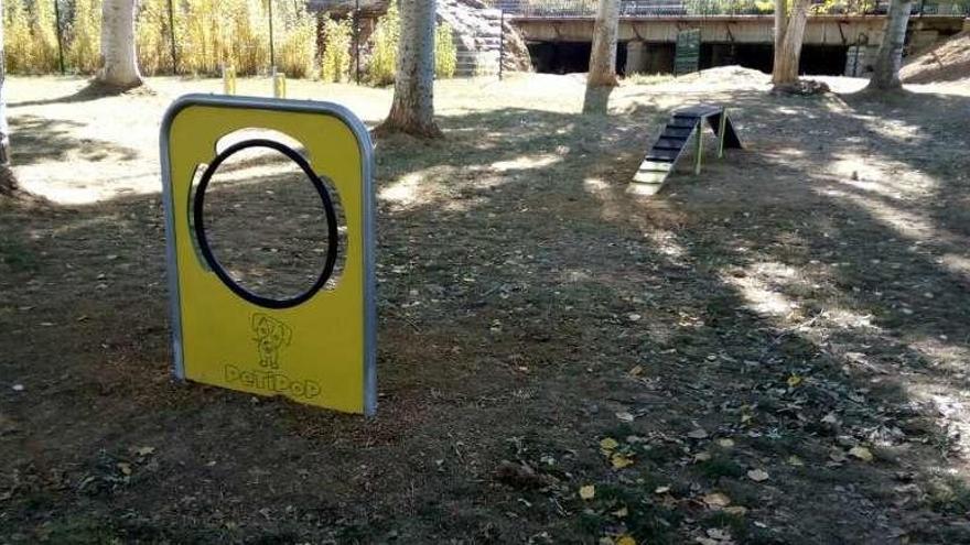 Zona de esparcimiento para los perros, habilitada por el Ayuntamiento.