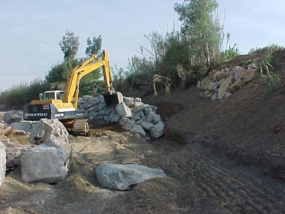 Obras de limpieza y mejora del río Campanillas en 1999.