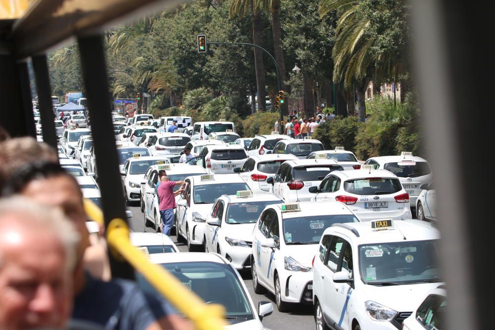 El Paseo del Parque, lleno de taxis, en señal de protesta por el conflicto que mantiene el sector con los vehículos VTC.