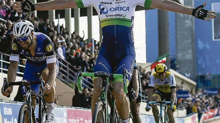 Hayman levanta los brazos en el velódromo de Roubaix. // Etienne Laurent
