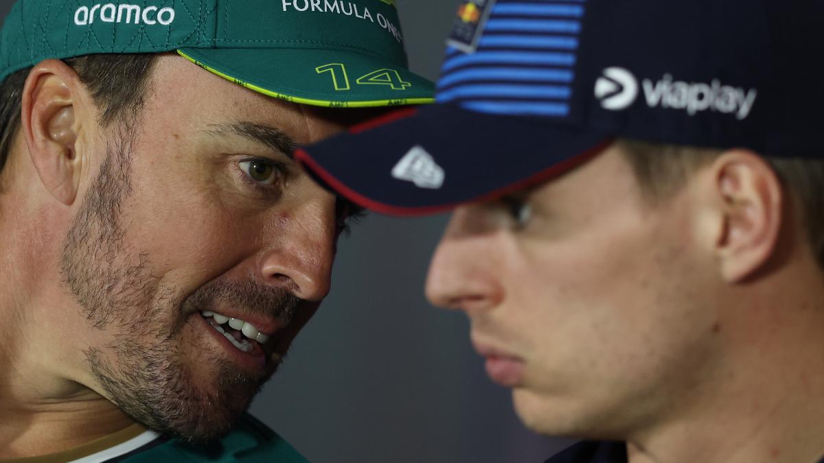 Fernando Alonso y Max Verstappen, durante una rueda de prensa.