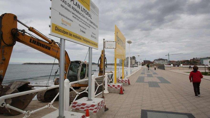 El paseo marítimo a la altura del parque de Los Patos, ayer, en obras.