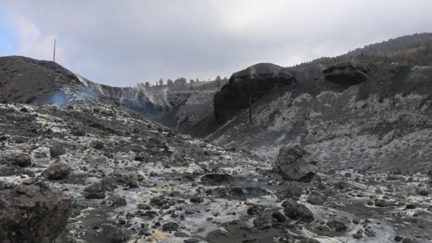 Científicos de Involcan toman muestras cerca del cráter del volcán de La Palma.