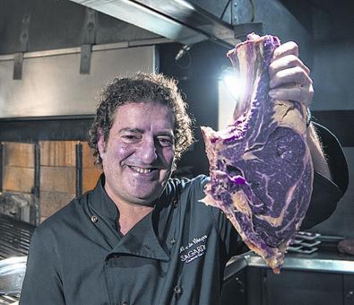 López de Viñaspre, amb una mitjana, al seu restaurant d’Argenteria, 62.