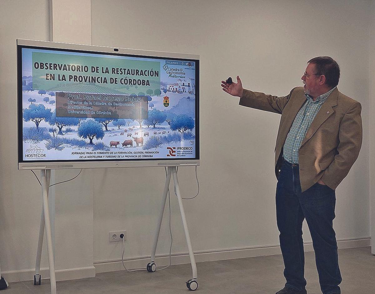 El director de la Cátedra de Gastronomía Mediterránea presenta un informe del Observatorio de la Restauración de Córdoba.