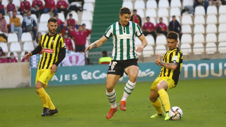 Adrián Fuentes conduce la pelota en el choque frente al CD San Roque de Lepe.