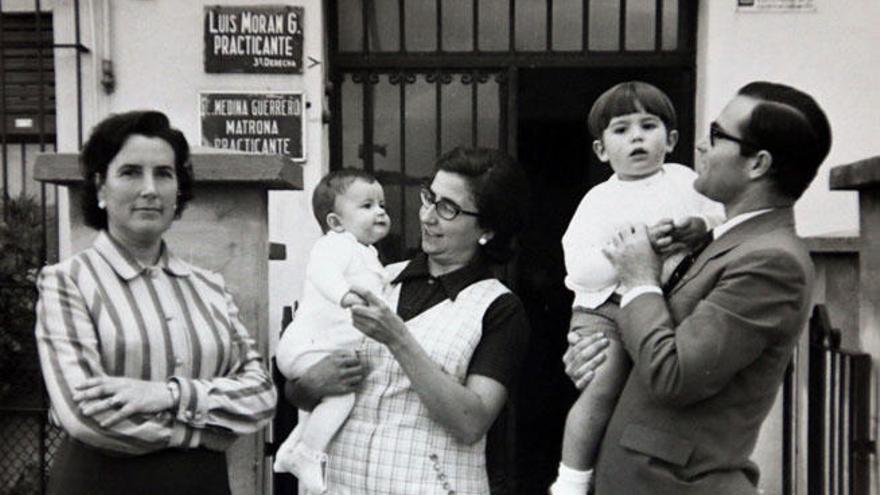 Carmen Medina Guerrero (izquierda) con su cuñada Loli, su hermano Pedro y sus sobrinos, delante de la consulta en 1970.