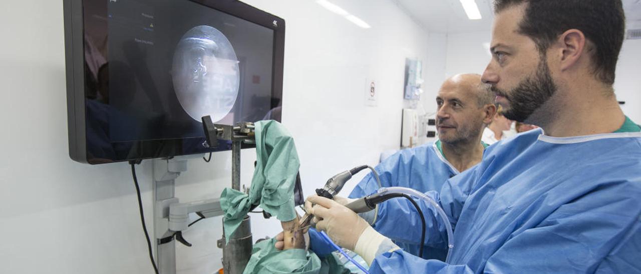 Expertos nacionales en traumatología practican cirugía de muñeca y de hombro en el laboratorio móvil.