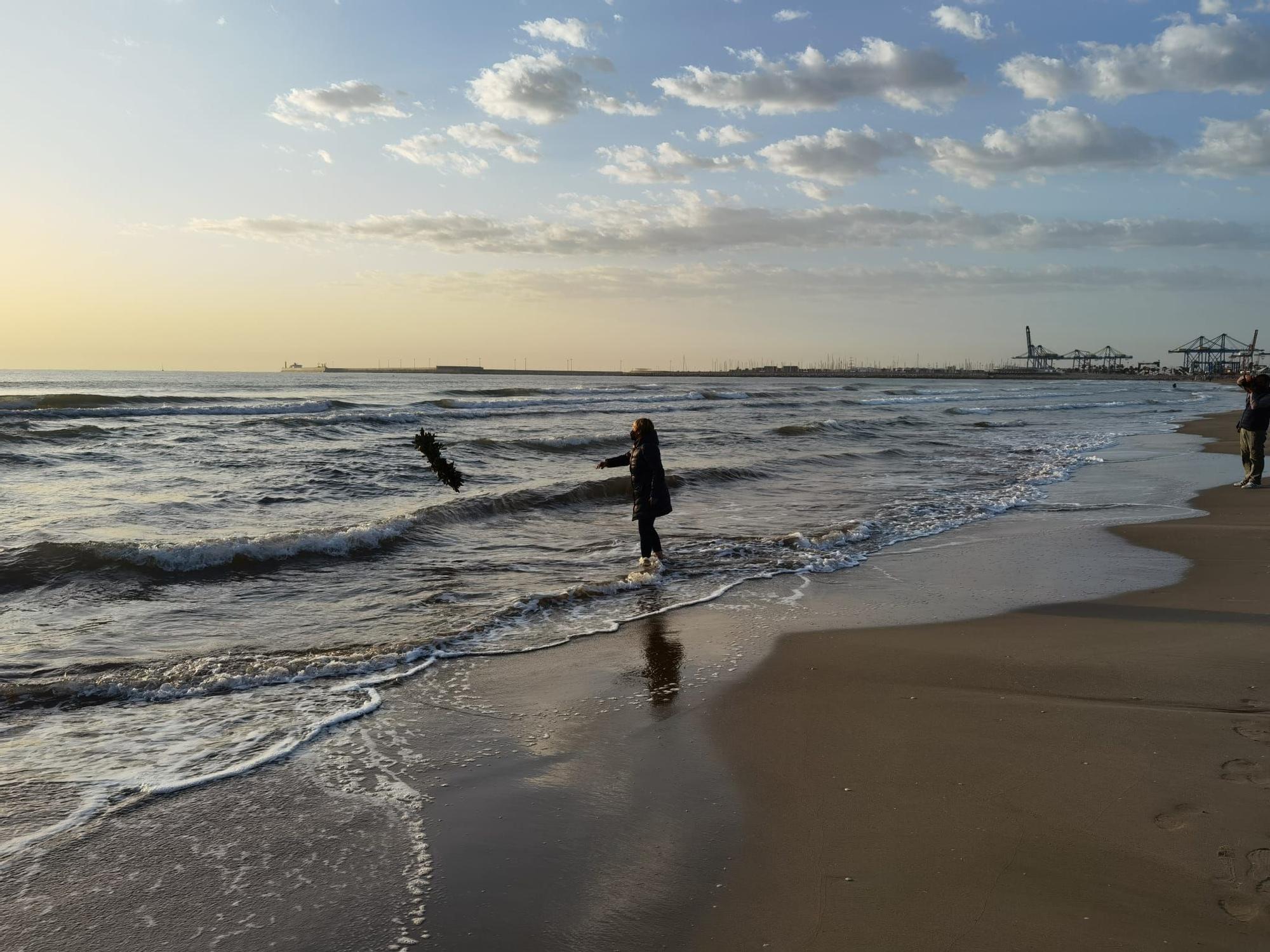 La hermandad del Cristo del Salvador acude a rezar a la playa de El Cabanyal