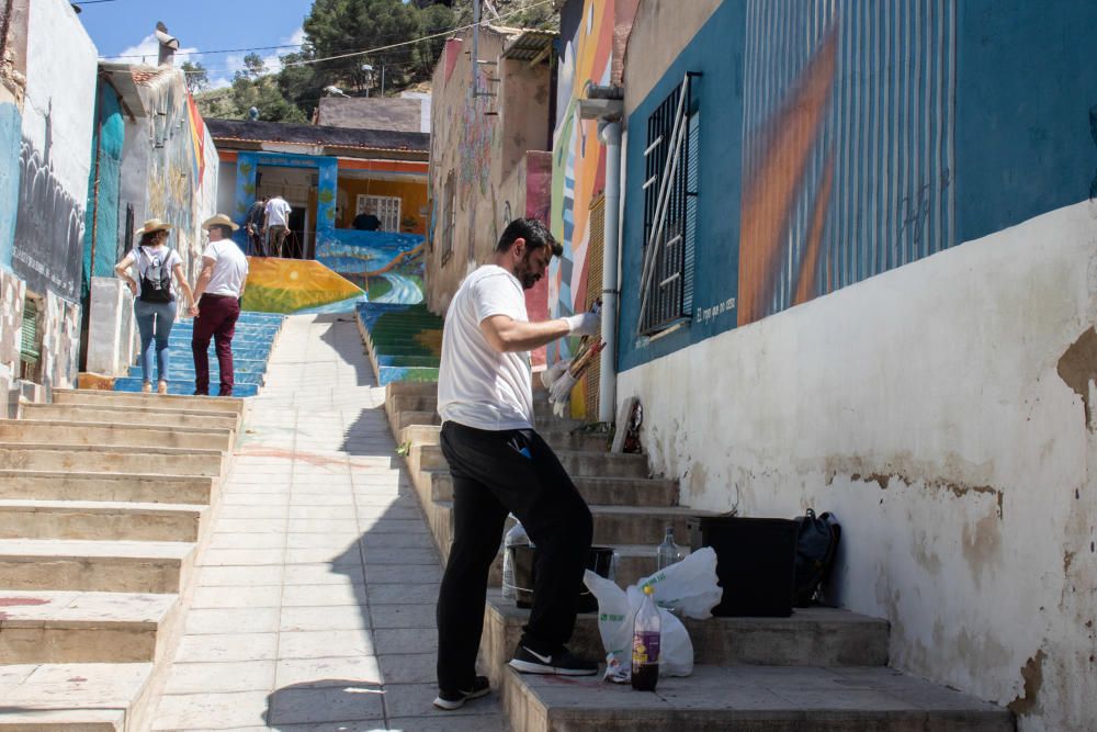 Más de doscientos murales en homenaje a Miguel Hernández engalanan el barrio de San Isidro de Orihuela