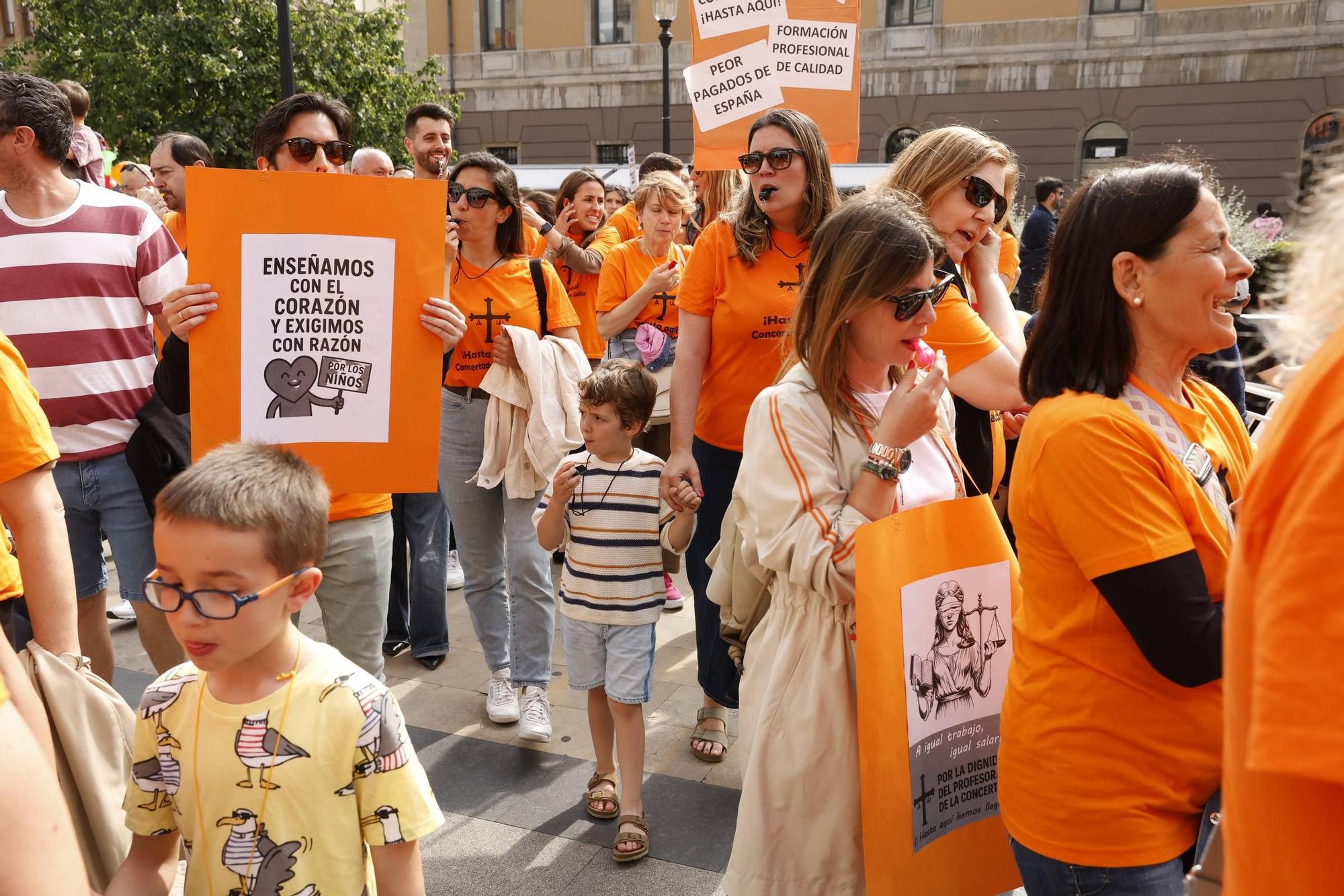 Así fue la gran concentración en Gijón por la educación concertada (en imágenes)