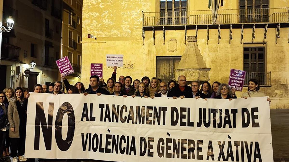 Abogados y abogadas del partido judicial de Xàtiva protestan a las puertas del juzgado.