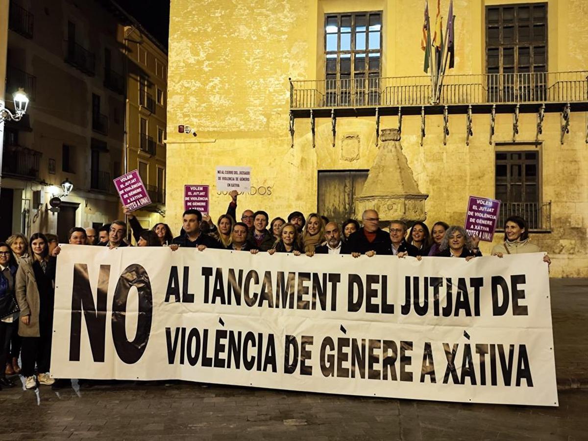 Abogados y abogadas del partido judicial de Xàtiva protestan a las puertas del juzgado.
